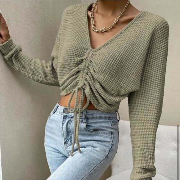 🌈 3 for $20 🌈 Sage green crop top - Picture 1 of 6